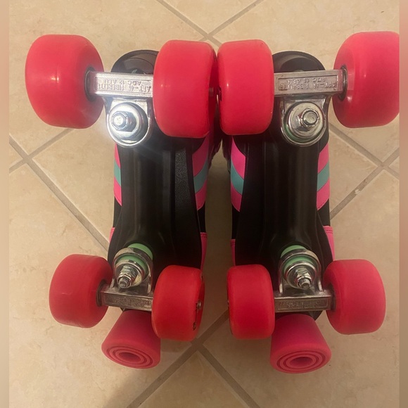 Women’s Roller Skates - Pink and Black and Impala
Accessories - Picture 3 of 6